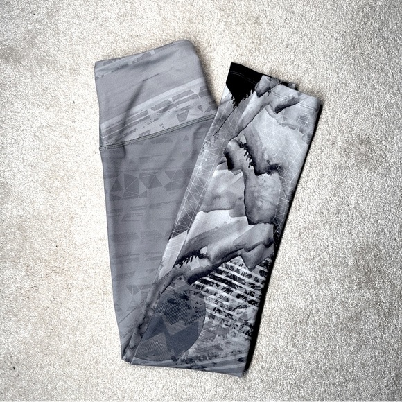 The North face mountain leggings in M - Picture 2 of 6